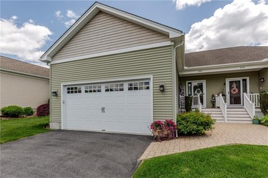 Immaculate and turnkey, this exceptional condominium offers - photo 2