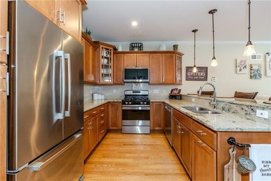 Immaculate and turnkey, this exceptional condominium offers - photo 5