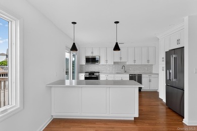 Move right into this beautifully renovated 3-bedroom, 3-bath - photo 3