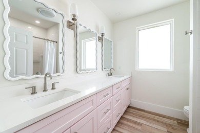 Beautifully renovated and move-in ready, this 5-bedroom, 4-bath - photo 15