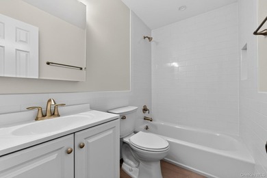 Move right into this beautifully renovated 3-bedroom, 3-bath - photo 7