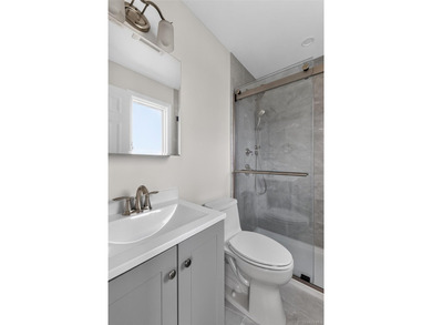 Move right into this beautifully renovated 3-bedroom, 3-bath - photo 10
