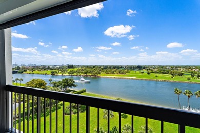True paradise living in Florida! Rarely available, this spacious - photo 2