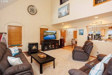 SELLER TO PAY 1 year HOA dues for the buyer! This polished cabin - photo 4