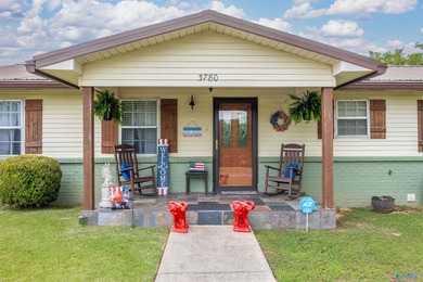 Waterfront living in Southside! This 4BR/3BA ranch home offers - photo 4