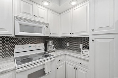 Beautifully updated and fully furnished 2BR/1.5BA Lakewood Hills - photo 9