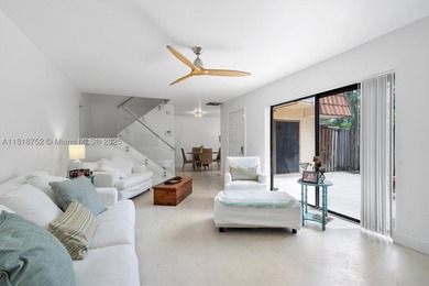 Bright & Sunny, 2 bed, 2.5 bath townhome with a private fenced - photo 2