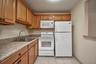 Enjoy comfortable, carefree living in this impeccably maintained - photo 2