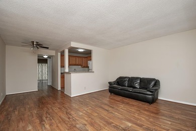 Enjoy comfortable, carefree living in this impeccably maintained - photo 4