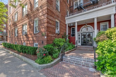 Welcome to Romney Hall, a charming prewar co-op in the heart of - photo 1
