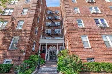 Welcome to Romney Hall, a charming prewar co-op in the heart of - photo 2