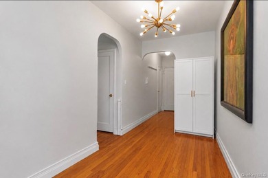 Welcome to Romney Hall, a charming prewar co-op in the heart of - photo 4
