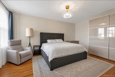 Welcome to Romney Hall, a charming prewar co-op in the heart of - photo 8