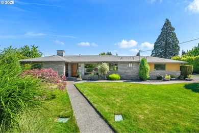 Beautifully updated classic 1959 Mid-Century ranch situated on a - photo 2