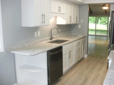 Great find at the Pointe! Completely renovated condo on a - photo 4