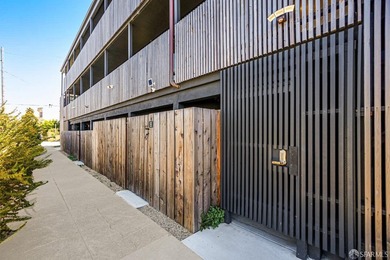 Stylish and modern, this fully remodeled 1 bedroom, 1 bathroom - photo 3