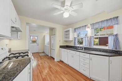 Welcome to this charming 3 bedroom, 2 bathroom home that - photo 12