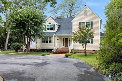 Privacy, tranquility and WATERFRONT! This custom transitional - photo 1