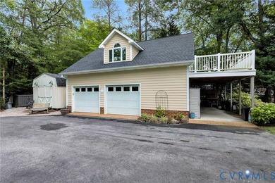 Privacy, tranquility and WATERFRONT! This custom transitional - photo 3