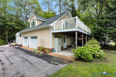 Privacy, tranquility and WATERFRONT! This custom transitional - photo 4