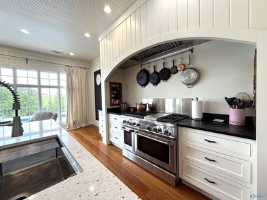 Ultimate Luxury & Privacy With this Stunning & Unique Estate - photo 7