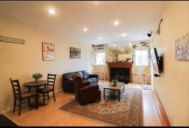 Enjoy breathtaking waterfront views of both the Throggs Neck and - photo 13