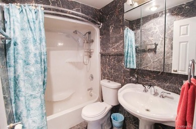 Enjoy breathtaking waterfront views of both the Throggs Neck and - photo 22