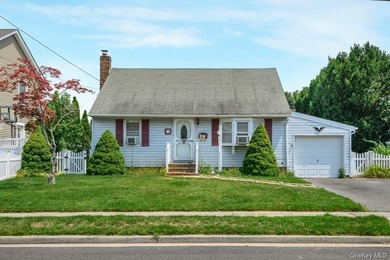 Charming 4-bedroom, 2-bath Cape in a desirable Massapequa - photo 1
