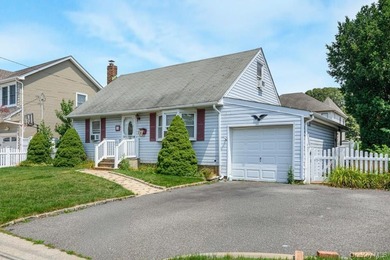 Charming 4-bedroom, 2-bath Cape in a desirable Massapequa - photo 2