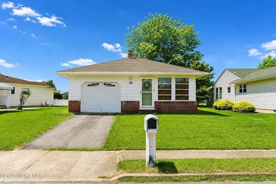 Move right into this bright and airy home! Open concept floor - photo 2