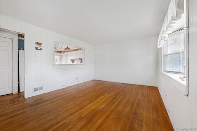 Charming 4-bedroom, 2-bath Cape in a desirable Massapequa - photo 3