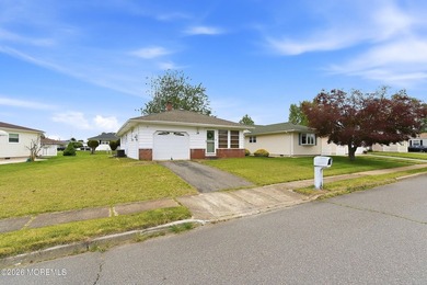 Move right into this bright and airy home! Open concept floor - photo 3