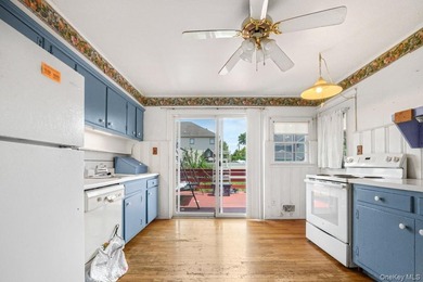 Charming 4-bedroom, 2-bath Cape in a desirable Massapequa - photo 5