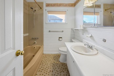 Charming 4-bedroom, 2-bath Cape in a desirable Massapequa - photo 8