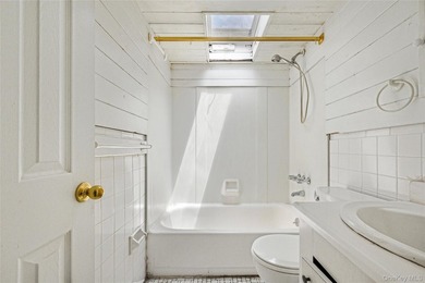 Charming 4-bedroom, 2-bath Cape in a desirable Massapequa - photo 10