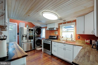Enjoy waterfront living in this beautifully renovated cottage - photo 7