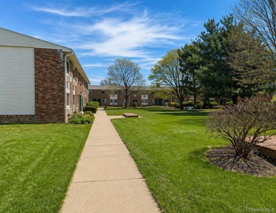 Welcome to this spacious and well-maintained co-op offering - photo 2