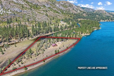 Discover your dream estate at the end of a private peninsula on - photo 1