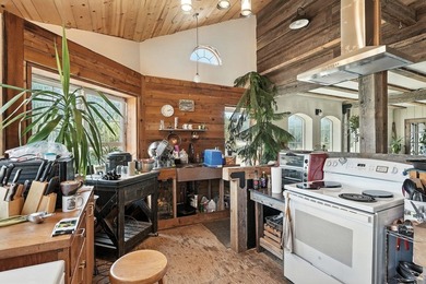 Discover your dream estate at the end of a private peninsula on - photo 8