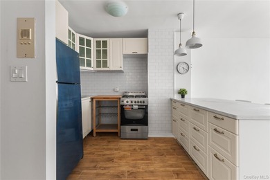 Move right into this beautifully renovated 1 bedroom, 1 bath - photo 7