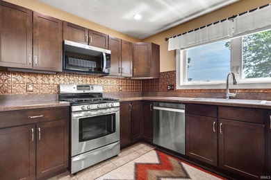 Ever wonder what it's like to live in a home on the River? Come - photo 32