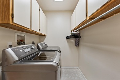 Welcome to this charming corner unit three-bedroom, two-bathroom - photo 25