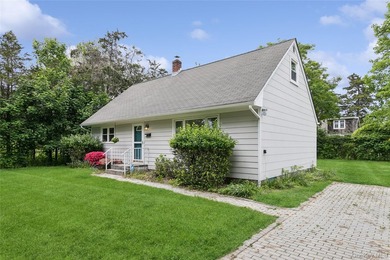 Nestled in the heart of Southampton, south of Route 27 and much - photo 3