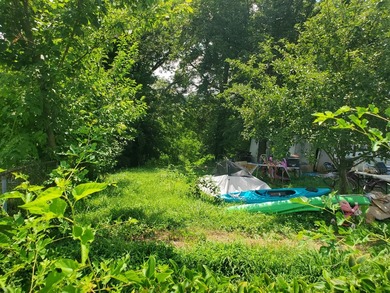 Endless potential awaits! This 2-bedroom, 1-bath fixer-upper - photo 3