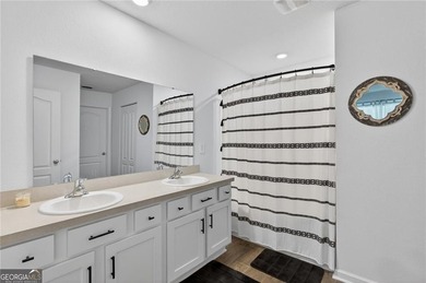 LOVELY 4 BEDROOM HOME WITH VINYL FENCED BACKYARD. SPACIOUS - photo 25