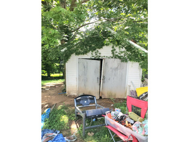Endless potential awaits! This 2-bedroom, 1-bath fixer-upper - photo 5