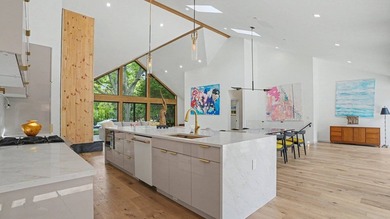 Breathtaking Moderne meets transitional style in this unique - photo 16