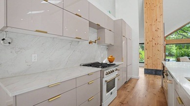 Breathtaking Moderne meets transitional style in this unique - photo 27