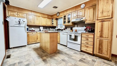 Conveniently located in the heart of Clinton, 410 Pecan Drive - photo 8