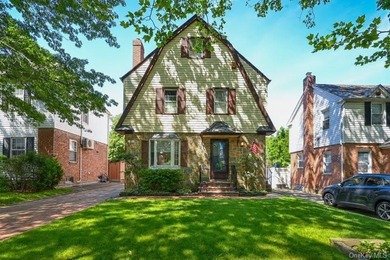 This oversized Gross Morton Colonial sits on one of the - photo 1